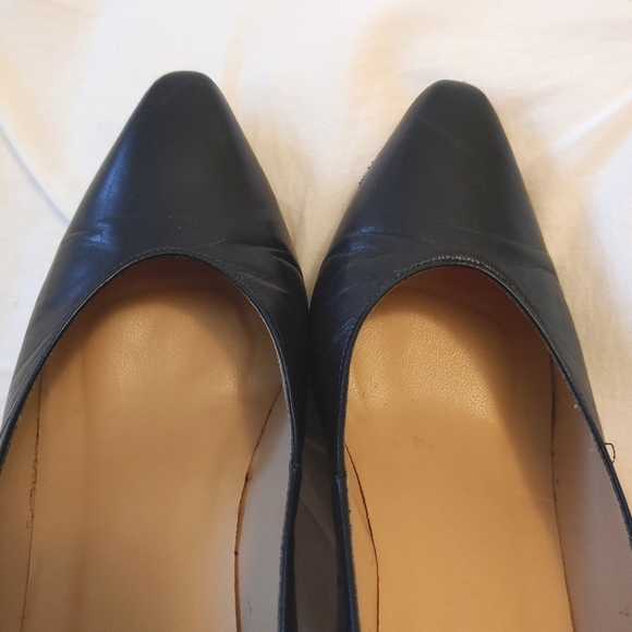 Pegabo vintage navy blue kitten heel closed toe leather pumps. Size 7b - Picture 6 of 11